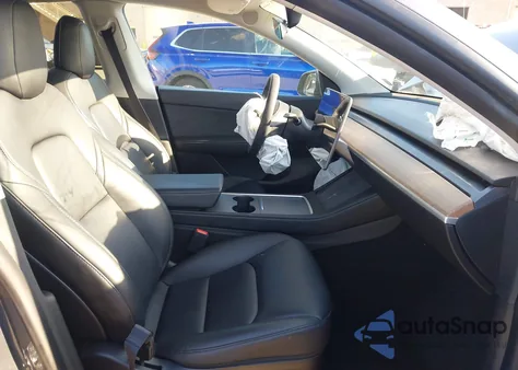 2022 Tesla Model Y Long Range Dual Motor All-Wheel Drive z USA, uszkodzony, nr VIN 7SAYGDEE6NF357642